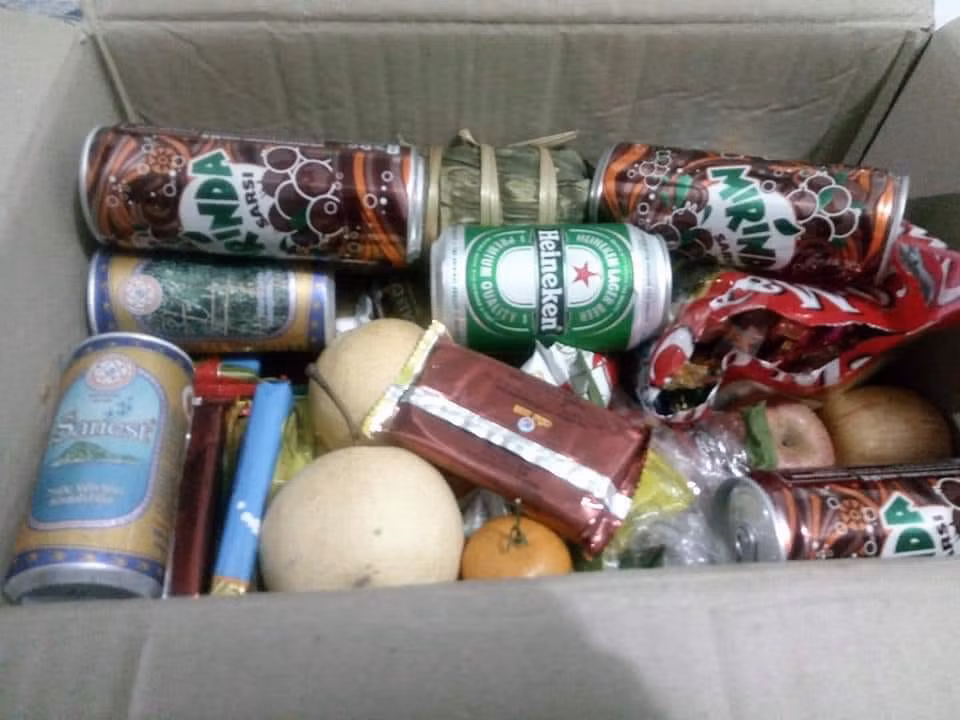 Tuy chỉ là những món đồ còn dư lại từ dịp Tết, nhưng chứa đựng biết bao tình yêu thương, sự quan tâm mà gia đình dành cho những đứa con xa nhà, lặn lội lên thành phố để học tập thành tài.