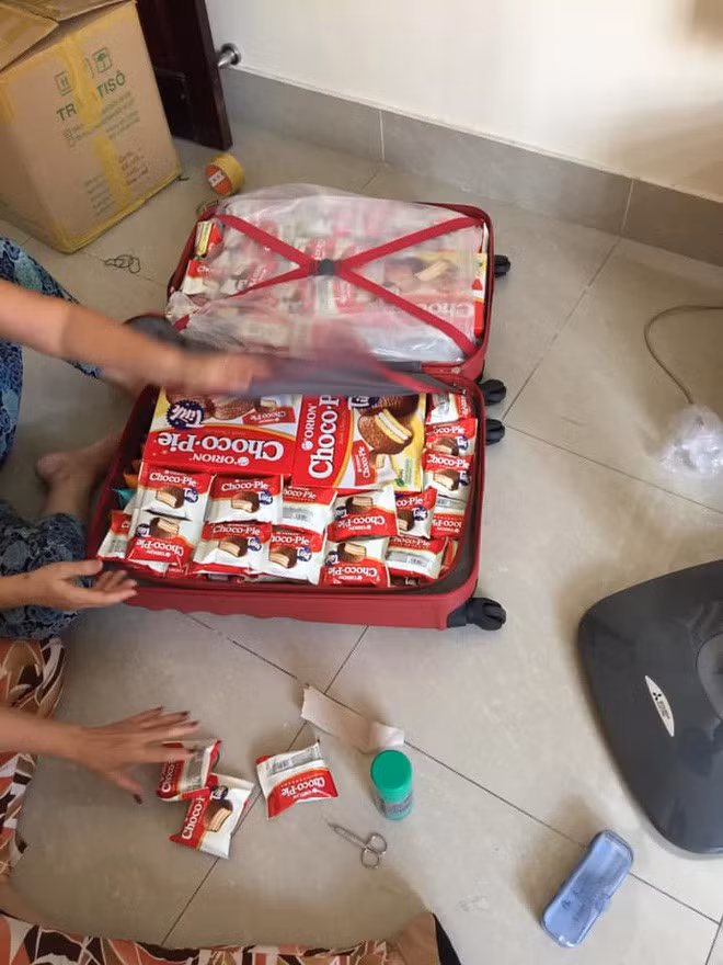 Sau kì nghỉ Tết, nhiều người quay trở lại thành phố để tiếp tục công việc và học tập. Kèm theo đó là túi lớn, túi nhỏ được chính người nhà chuẩn bị cho mang đi.