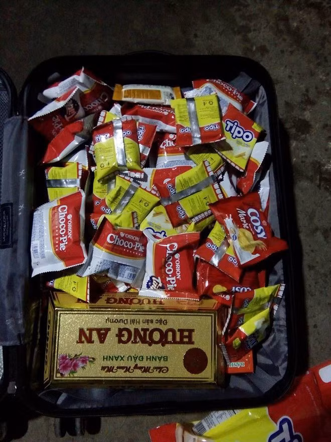 Một vali đầy bánh ngọt và bánh đậu xanh được các bạn trẻ khoe sau Tết.