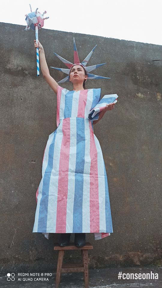 Cùng ngắm bộ sưu tập thời trang mà cô nàng đã đặt cho cái tên cũng khá mĩ miều "bộ sưu tập Xuân - Hè 2020 mang tên "Thân thể bị cách ly - tâm hồn thì phân ly" của nhà văn trẻ Lê Thanh Ngân.