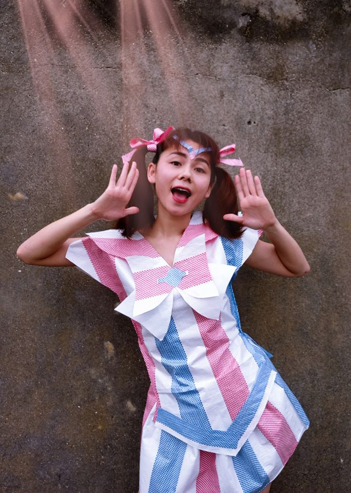 Sau khi bộ ảnh may váy từ vải bạt của Thanh Ngân được đăng tải đã nhanh chóng thu hút sự quan tâm của đông đảo mọi người.