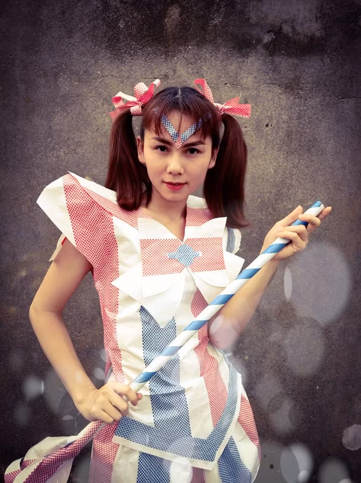 Đa phần đều thích thú vì ý tưởng mới mẻ của nữ nhà văn, đồng thời khen ngợi thần thái sang chảnh của Ngân trong những bộ cánh... rẻ tiền.