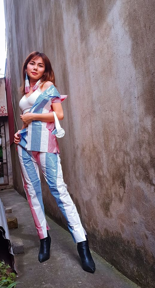 Theo chia sẻ của Thanh Ngân, trước đây cô là người rất ghét, làm rất dở các công việc liên quan đến may vá. Nhưng chẳng hề gì, thời gian giãn cách xã hội là cơ hội để thử những gì chưa thử, làm những gì chưa làm và từ đó cô bắt tay vào công cuộc "thiết kế thời trang".