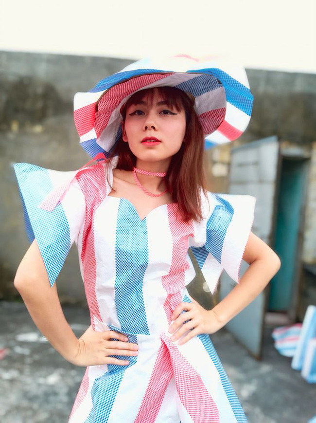 Nữ nhà văn trẻ miệt mài ngồi cắt vẽ, khâu vá suốt mấy ngày trời, tỉ mỉ đến từng đường kim mũi chỉ. Thậm chí, để làm ra bộ sưu tập độc nhất vô nhị này, cô nàng còn hài hước chia sẻ mình đã phải đi lòng vòng hết trong nhà lại ra chuồng gà để lấy cảm hứng sáng tác.