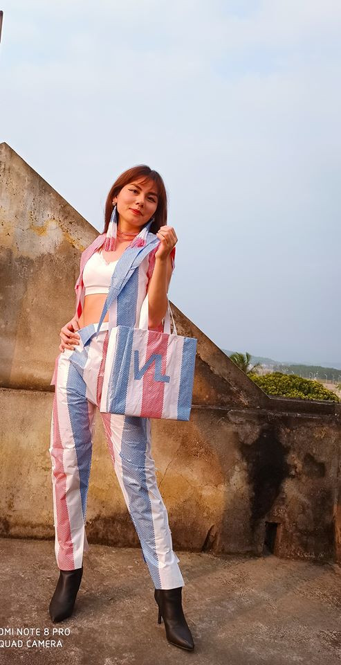 Điều bất ngờ nhất là những thiết kế chất như nước cất này của Ngân được hoàn thiện bằng 16 mét vuông bạt che trong vẻn vẹn 5 ngày.