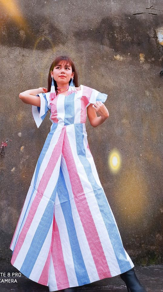 Ngân cũng tỉ mỉ làm từ trang phục đến mũ, túi và make-up để làm điểm nhấn cho những trang phục do tự tay mình thiết kế.