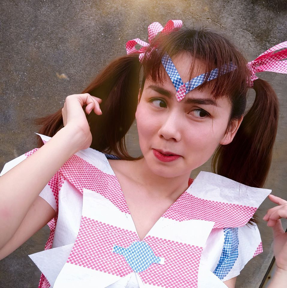 Để cho ra đời bộ sưu tập này, Ngân có sự hỗ trợ của mẹ và em gái.