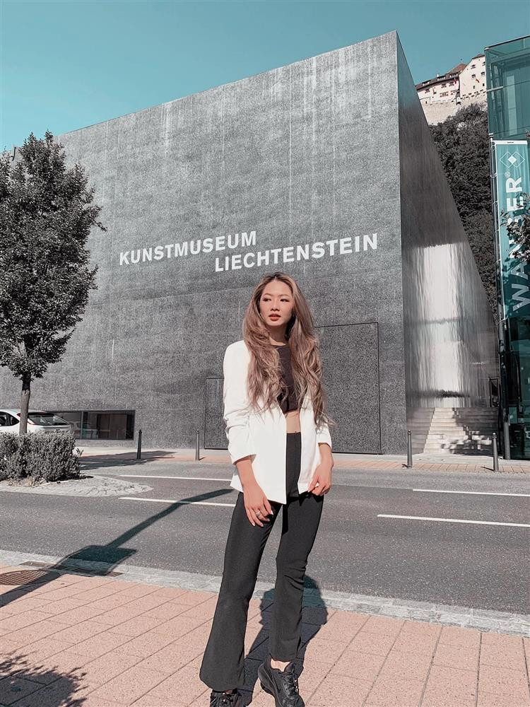 Hai tháng đầu đến thành phố xa hoa, giàu có Dubai, Huyền Trang thừa nhận, cô không có một chút thời gian nào để chiêm ngưỡng và khám phá. Suốt hai tháng, cô bạn quay cuồng với lịch trình tập huấn, học và thi. Vượt qua những kì thi căng thẳng lại tiếp tục 4 tháng thử việc.