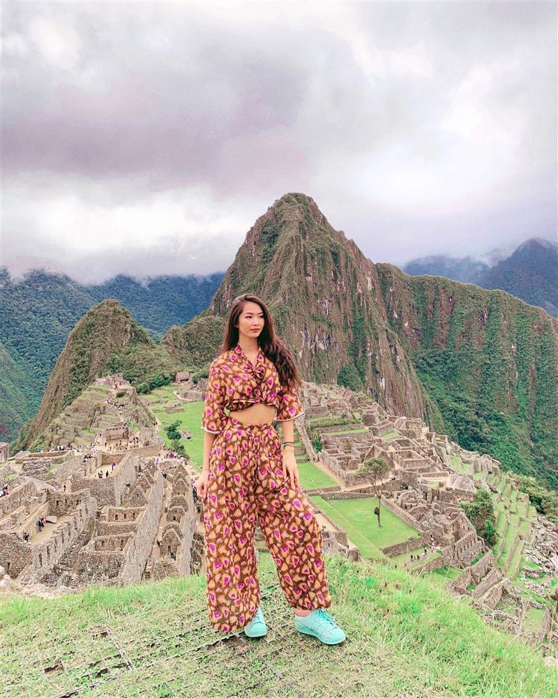 Hiện tại, Huyền Trang đang làm việc tại một trong những hãng hàng không đắt giá bậc nhất hành tinh - Emirates. Để đáp ứng yêu cầu công việc, nữ tiếp viên hàng không này đã chuyển tới Dubai (UAE) sống 8 năm.