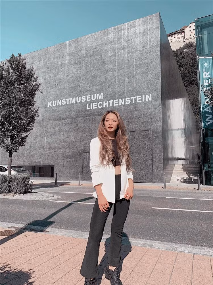 Hai tháng đầu đến thành phố xa hoa, giàu có Dubai, Huyền Trang thừa nhận, cô không có một chút thời gian nào để chiêm ngưỡng và khám phá. Suốt hai tháng, cô bạn quay cuồng với lịch trình tập huấn, học và thi. Vượt qua những kì thi căng thẳng lại tiếp tục 4 tháng thử việc.