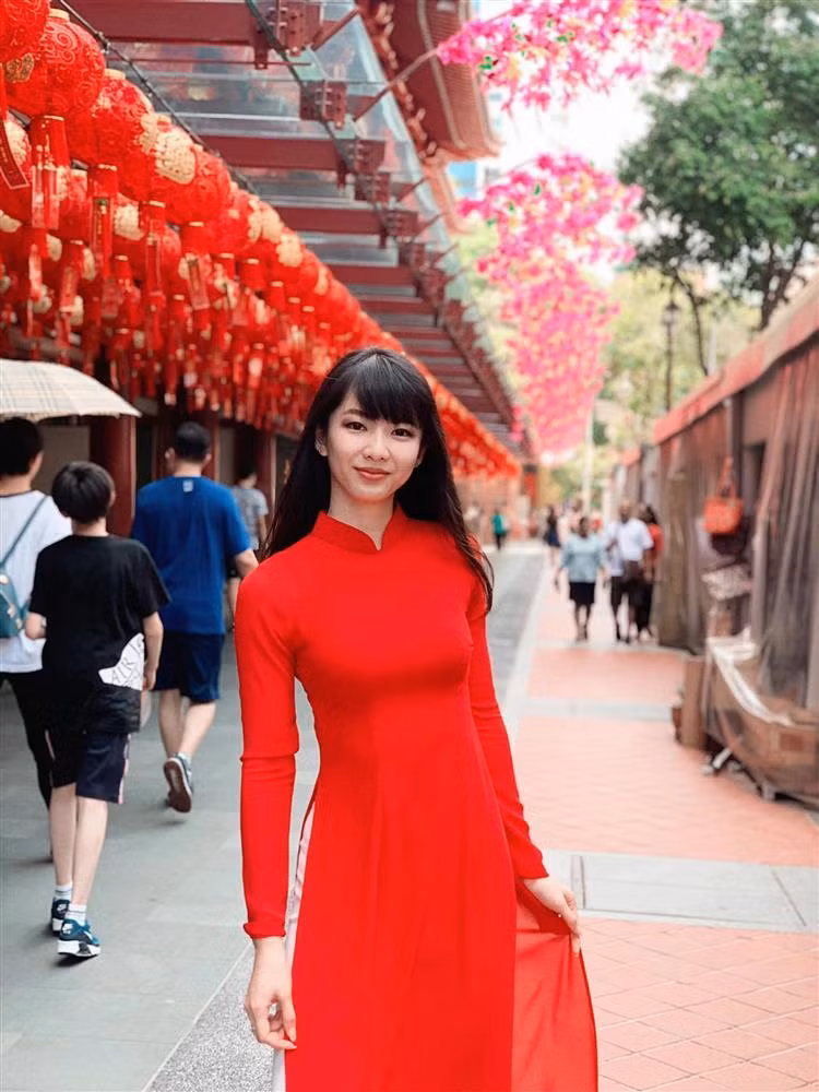 Hè năm thứ 2 đại học, Huyền Trang đăng kí tham gia một dự án phi chính phủ dành cho sinh viên. Cô bạn có hai tháng sống với người dân bản địa ở Phillipines.