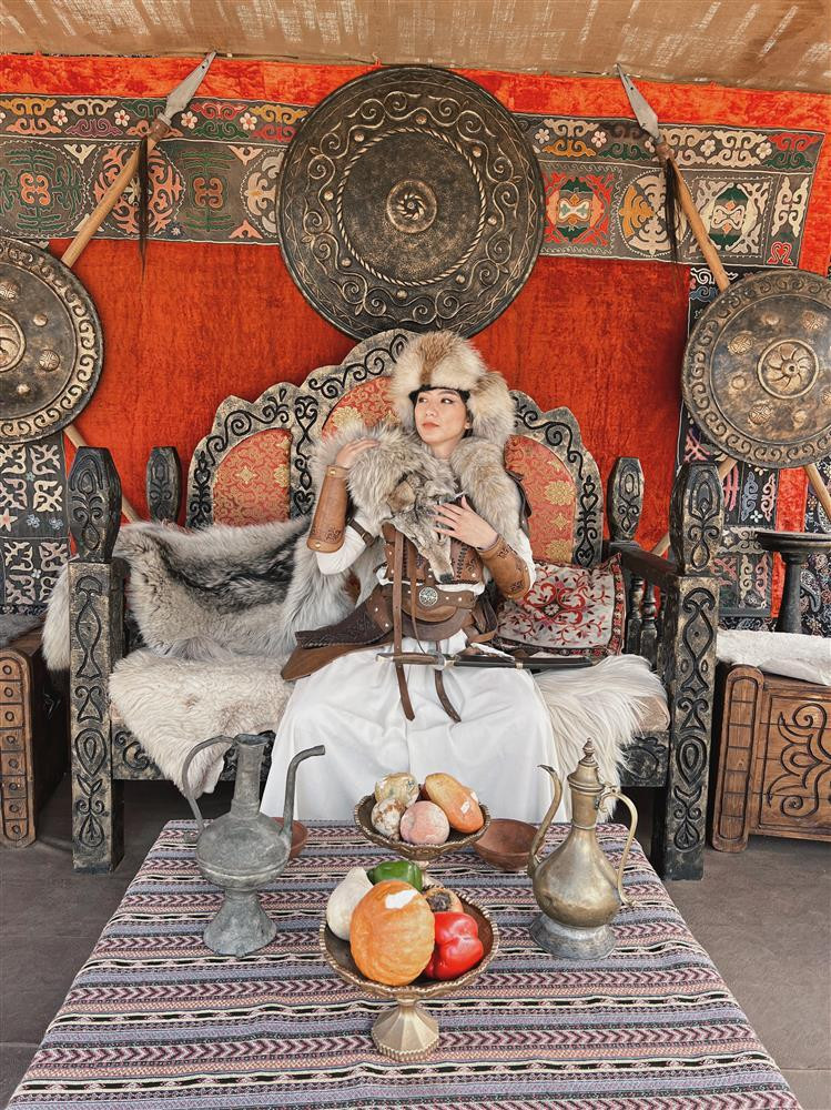 “Mình đã có hàng trăm chuyến đi khác nhau, chuyến dài nhất kéo dài 10 ngày, chuyến ngắn nhất chỉ vỏn vẹn 1,5 ngày. Dù ngắn hay dài, mỗi chuyến đi đều mang tới những trải nghiệm vô giá, khiến mình thêm khao khát chinh phục thế giới”, Huyền Trang tâm sự.