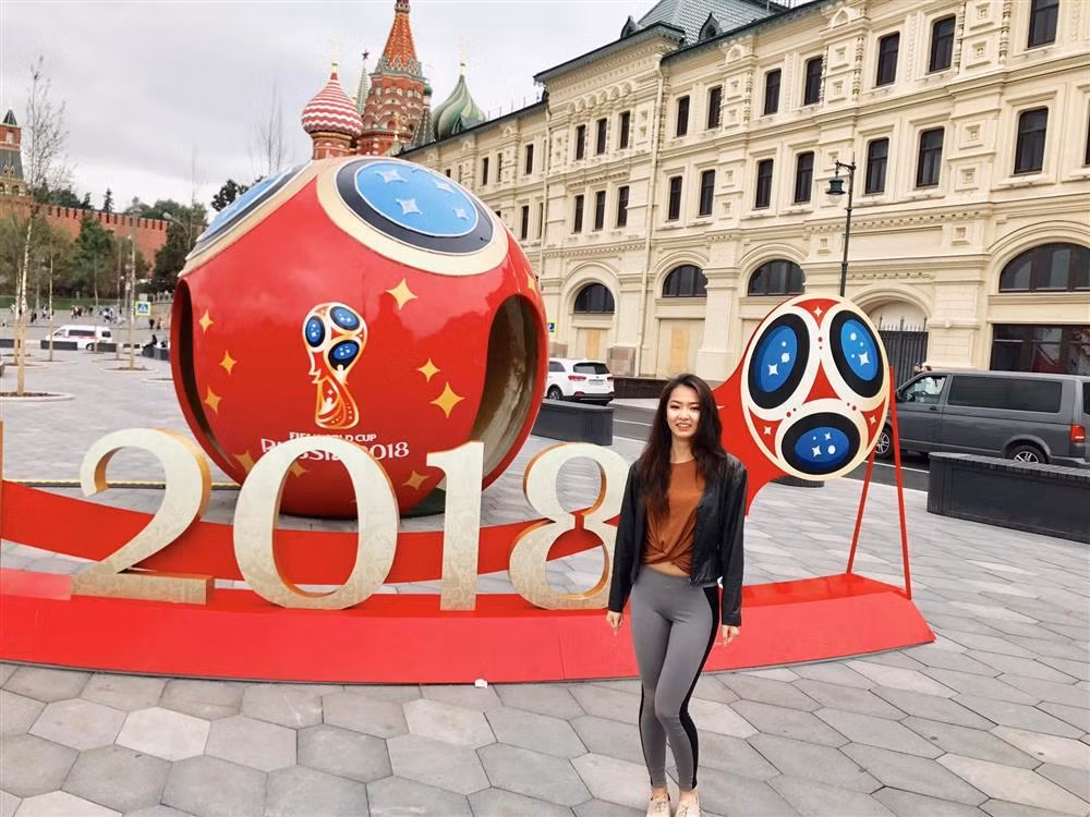 Theo nữ tiếp viên này, hãng máy bay của cô có chuyến bay tới hơn 100 địa điểm khác nhau. Hơn một nửa trong số đó là các chặng bay ngắn, gần Dubai và khoảng cách giữa hai chuyến dưới 5 giờ nên tiếp viên không được rời máy bay.