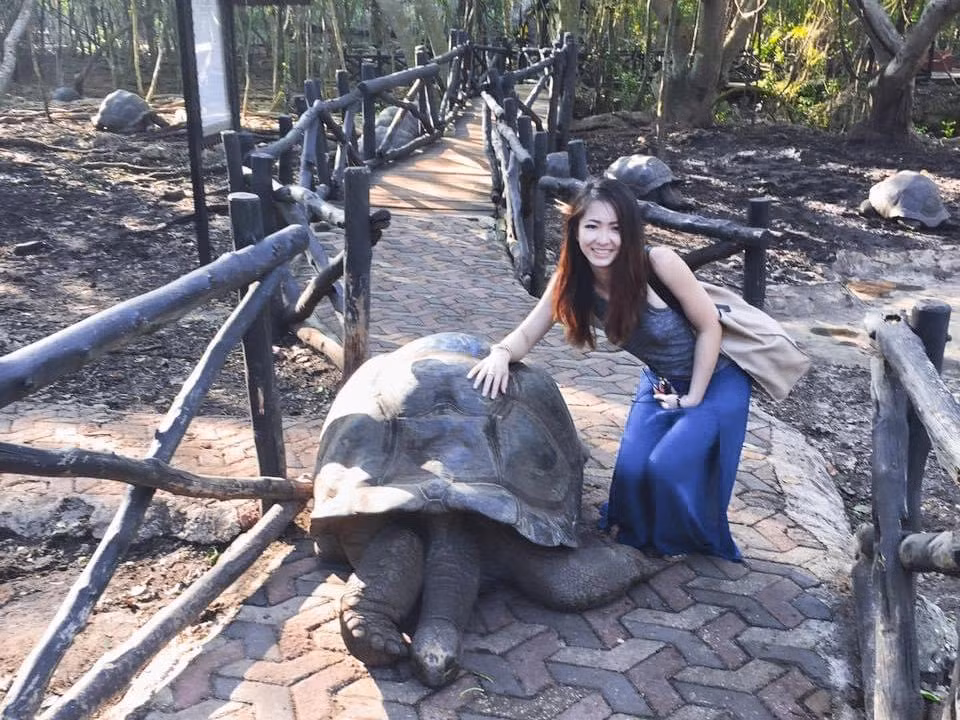 Quãng thời gian ở Macao, ngoài học tiếng Bồ Đào Nha, gái xinh ngành hàng không này cũng có cơ hội trau dồi và phát triển kĩ năng giao tiếp tiếng Anh. Trở về Việt Nam, Huyền Trang luôn nung nấu ước mơ tiếp tục khám phá các quốc gia khác.