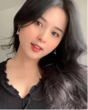 Bên cạnh đó gương mặt cân đối, nét nào ra nét nấy giúp hot girl dân tộc Thảo Nari thu hút mọi ánh nhìn kể cả khi không son phấn.