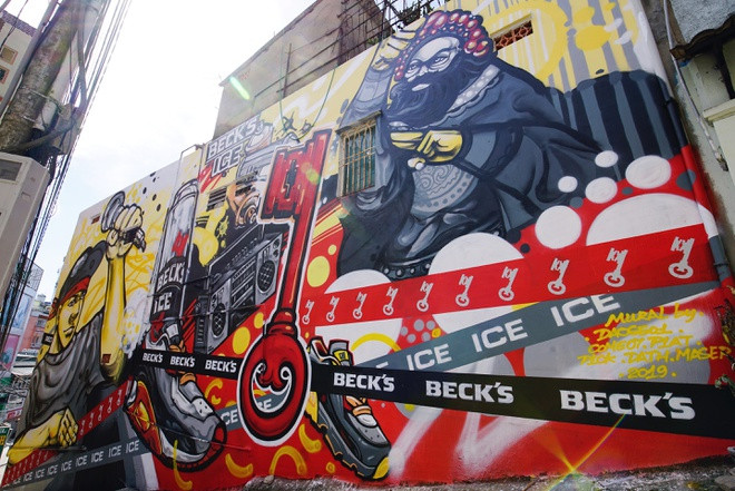 Tọa lạc trên con đường Phan Bội Châu nhộn nhịp và sầm uất gần khu vực chợ Đà Lạt, bức tường Beck’s Ice là tác phẩm được sáng tạo bởi nghệ sĩ graffiti Danny Daos và nhóm nghệ sĩ graffiti tài năng.