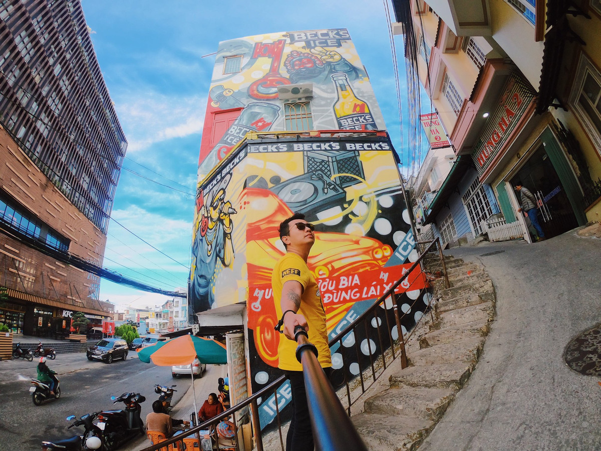 Qua nét vẽ sáng tạo, bức tường không chỉ là tác phẩm graffiti đơn thuần, mà còn mang đến không gian văn hóa đường phố nhỏ kết hợp khéo léo tinh hoa nghệ thuật truyền thống và hiện đại giữa lòng thành phố Đà Lạt.