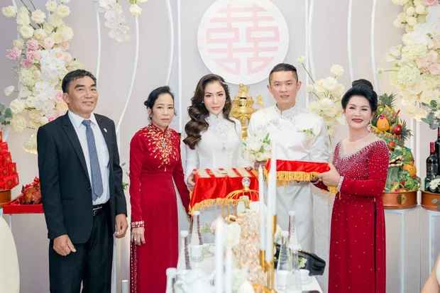 Được biết, lễ đính hôn này diễn ra ở TP HCM vào ngày 9/3 khi giá vàng đang ở đỉnh. Hai nhân vật chính của bữa tiệc là cô dâu Thảo Lê và chú rể Jimmy Trương.