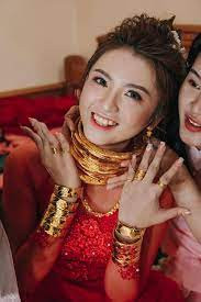 Trước đó tại Việt Nam, không ít lần netizen từng choáng váng với màn khoe của hồi môn khủng của các nàng dâu.