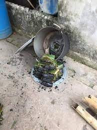 Màn bánh chưng bóng đêm do gia chủ để quên quá lâu trên bếp dẫn đến cạn nước.