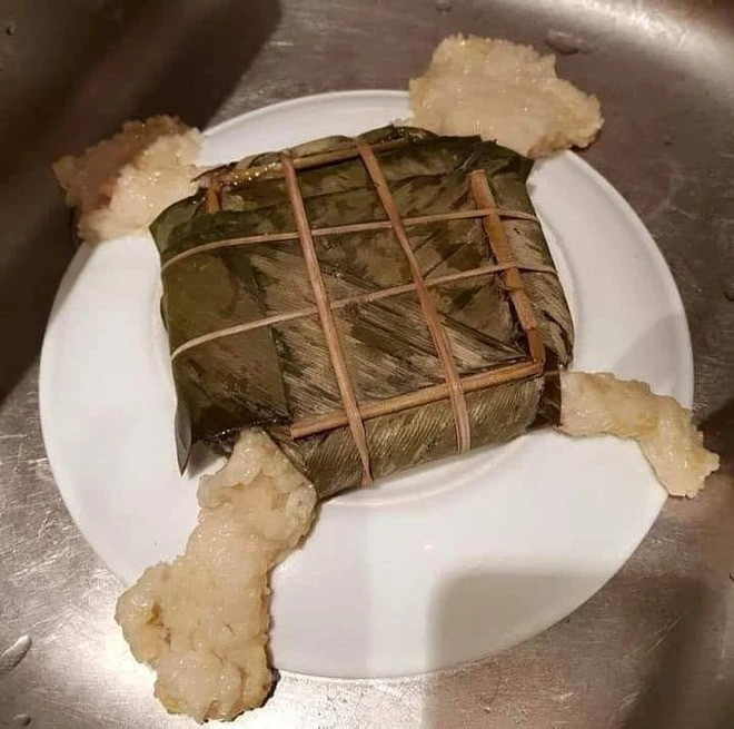 Chưa lên bàn thờ để cúng ông bà vậy mà chiếc bánh chưng này đã lòi hết nhân.