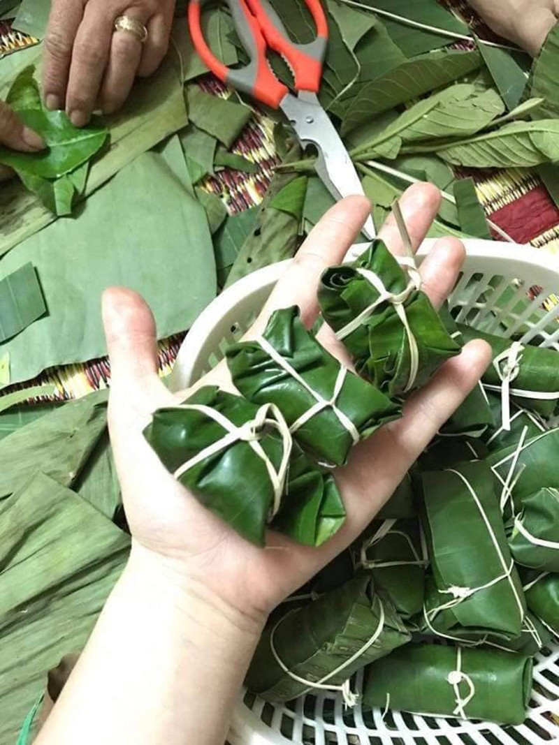 Theo nhiều người gói bánh cũng cần phải biết cách gói để đảm bảo những chiếc bánh vuông vức, chắc chắn và đẹp.