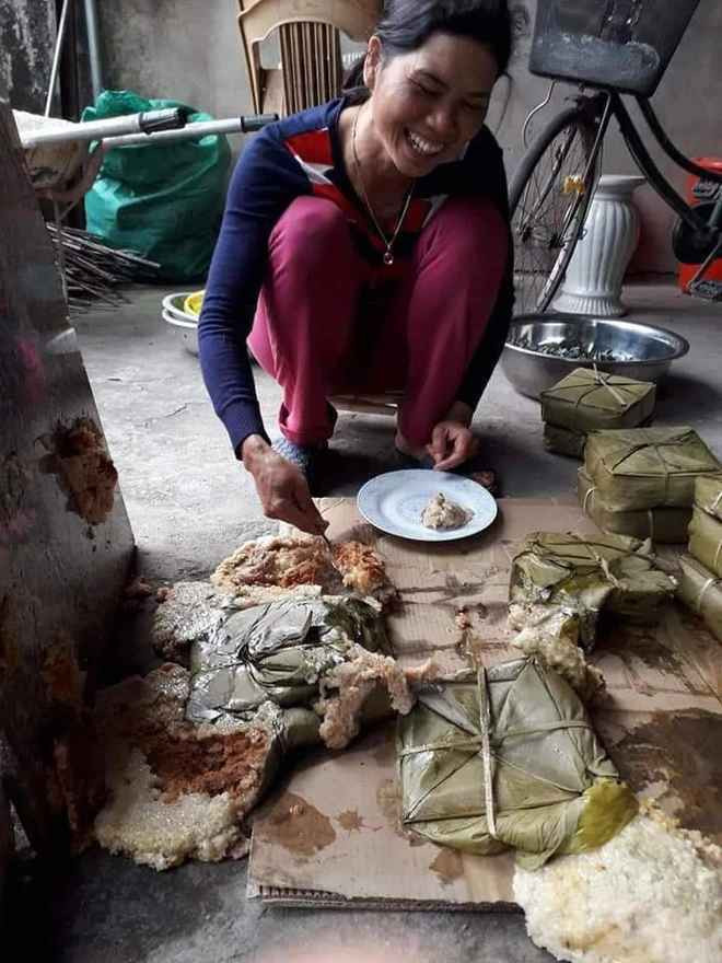 Ép bánh chưng quá đà và tác phẩm nát bét.