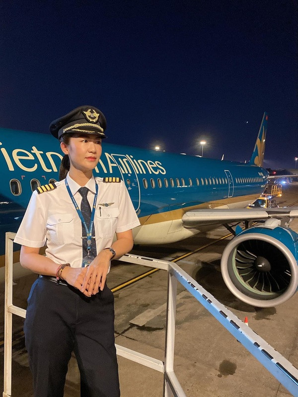 Dù không phải là ca sĩ, diễn viên hay hoạt động trong showbiz nhưng Huỳnh Lý Đông Phương vẫn là một cái tên được nhiều người biết tới. Cô là nữ cơ trưởng đầu tiên của Việt Nam ngay khi mới chỉ 27 tuổi.