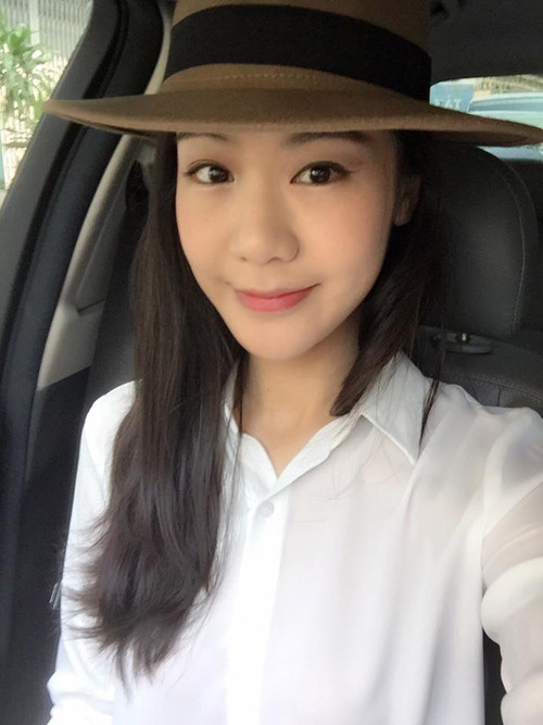 Cởi bỏ chiếc áo đồng phục bay, Đông Phương lại trở về là một người mẹ, một người phụ nữ dịu hiền. Hình ảnh Đông Phương ngồi bên cạnh những chú ý, thoải mái vui đùa khiến người xem cảm nhận được sự bình yên khó tả.