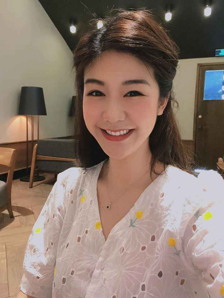 Thời gian gần đây, dường như nữ cơ trưởng đã tìm thấy sự an yên trong việc tu tập. Cô thường xuyên đăng tải những khoảnh khắc ngồi thiền hay tham gia các khóa tu lên trang cá nhân. Có lẽ việc tu tập đã giúp cô cảm thấy nhẹ nhàng hơn, thoải mái hơn trong cuộc sống.