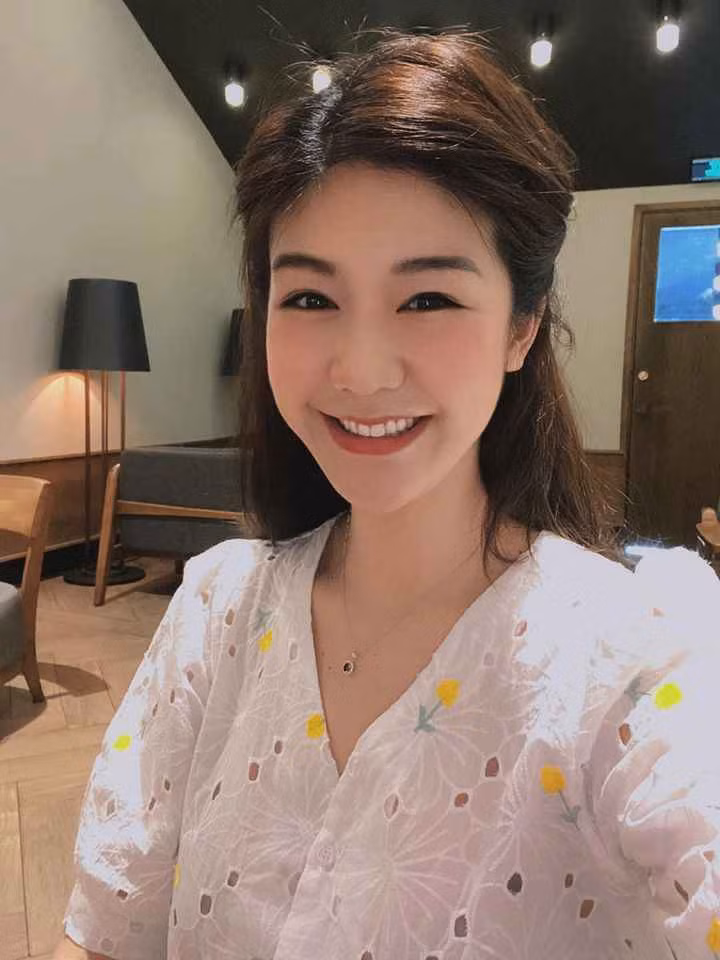 Thời gian gần đây, dường như nữ cơ trưởng đã tìm thấy sự an yên trong việc tu tập. Cô thường xuyên đăng tải những khoảnh khắc ngồi thiền hay tham gia các khóa tu lên trang cá nhân. Có lẽ việc tu tập đã giúp cô cảm thấy nhẹ nhàng hơn, thoải mái hơn trong cuộc sống.