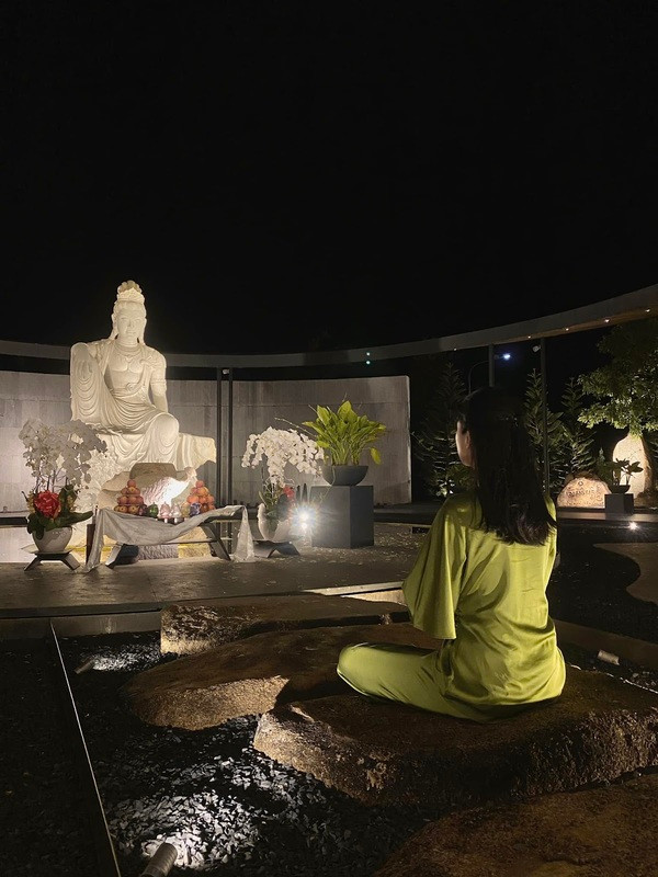 Khoảnh khắc ấy thật bình yên nhưng cũng thật hạnh phúc. Nhìn nụ cười của hai mẹ con, ai cũng đoán được rằng họ đang rất hài lòng với cuộc sống hiện tại.