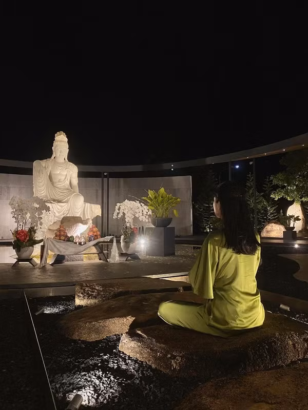 Khoảnh khắc ấy thật bình yên nhưng cũng thật hạnh phúc. Nhìn nụ cười của hai mẹ con, ai cũng đoán được rằng họ đang rất hài lòng với cuộc sống hiện tại.