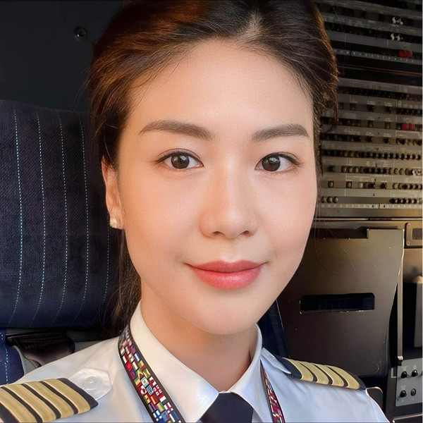 Trước đó, Huỳnh Lý Đông Phương là một người khá kín tiếng, cô ít khi xuất hiện trên mạng xã hội. Tuy vậy, thời gian gần đây, dường như cô đã thoải mái hơn trong việc công khai những bức hình về cuộc sống, công việc...