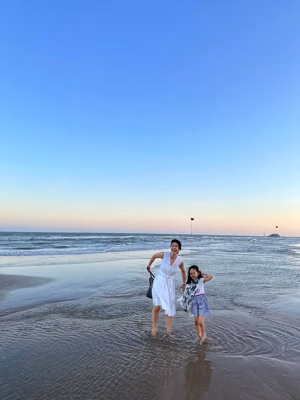 Cuối tháng 3 vừa qua, nữ cơ trưởng đã đăng tải bức hình hai mẹ con chơi đùa vui vẻ trên bãi biển.