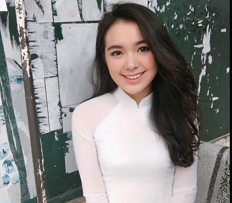 Nếu nhìn kĩ, nhiều người có thể dễ dàng nhận ra đó là hot girl lai 3 dòng máu Thái - Việt - Trung có tên Hồ Thiên Trang.