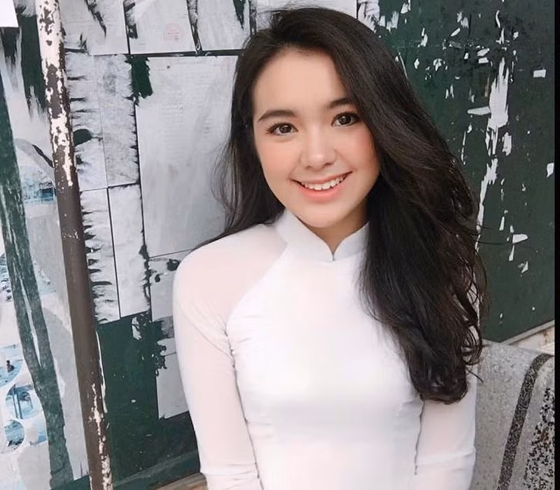 Nếu nhìn kĩ, nhiều người có thể dễ dàng nhận ra đó là hot girl lai 3 dòng máu Thái - Việt - Trung có tên Hồ Thiên Trang.