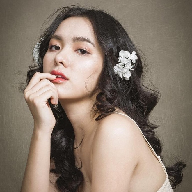 Thiên Trang chăm chỉ dưỡng da và chăm sóc nhan sắc bằng cách đắp mặt nạ vàng, cung cấp dưỡng chất cho da trong những ngày ở nhà chống dịch.