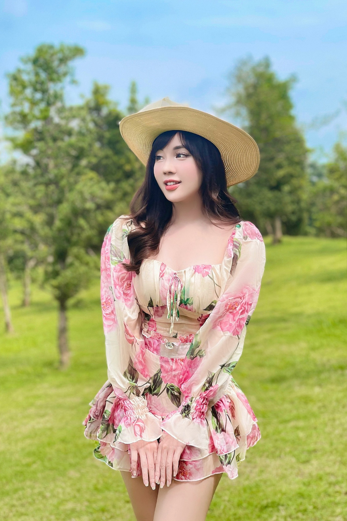 Mới đây, giảng viên hot girl chia sẻ: "Lâu lắm mới đi coi phim".