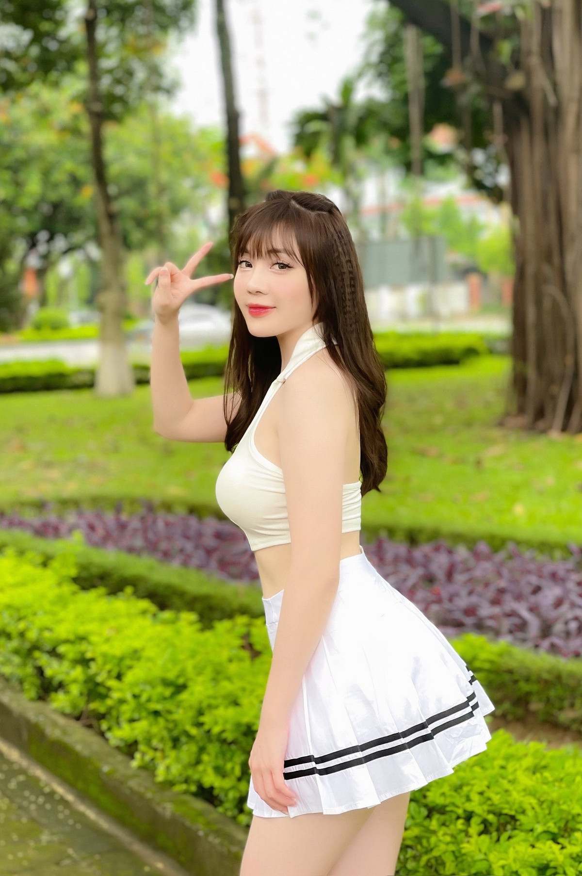 Nhiều người dành lời khen cho giảng viên hot girl: "My xinh gái lâu lắm mới thấy", "Ngày càng xinh thế này công chúa ơi", "Em như học sinh cấp ba ý. Trẻ quá My à", "Đẹp quá em ơi, như búp bê ý", "Xứng đáng là một nữ thần", "Cô giáo đi xem phim thôi mà xinh thế"...