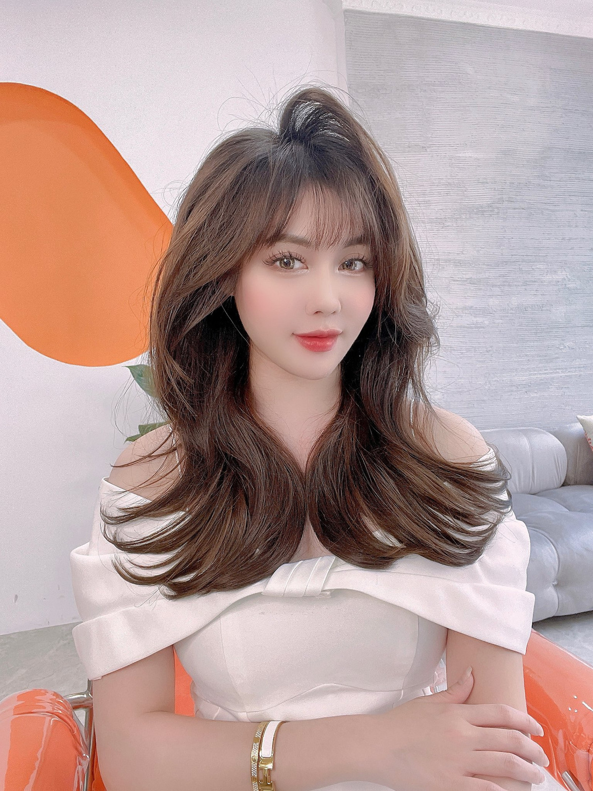 Đặc biệt, vòng một ngồn ngộn của Âu Hà My gây chú ý.