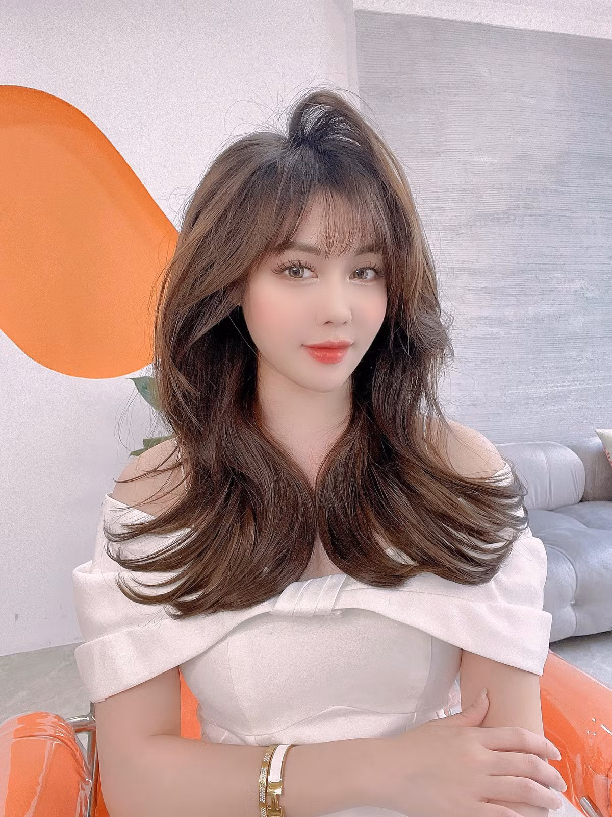 Đặc biệt, vòng một ngồn ngộn của Âu Hà My gây chú ý.