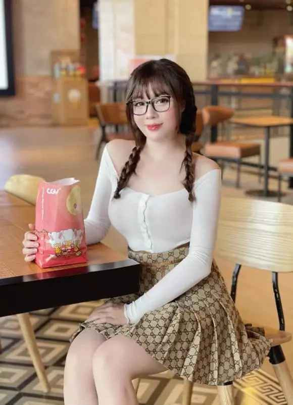 Hiện tại cô giáo hot girl này đang giảng dạy tiếng Pháp tại trường Đại học Ngoại ngữ, Đại học Quốc gia Hà Nội. 9X cũng đã hoàn thành việc học Thạc sĩ và đang thi Tiến sĩ.