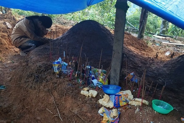 Nu sinh Tra Leng guc khoc ben mo cua cha, me