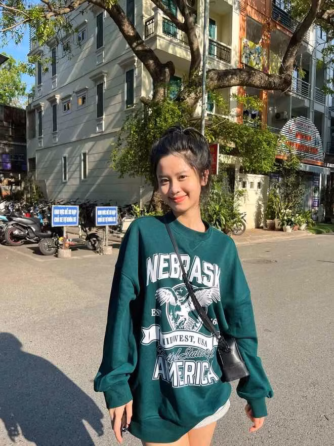 Mới đây, hot girl Hàn Hằng lại khoe mặt mộc khi xuống phố.