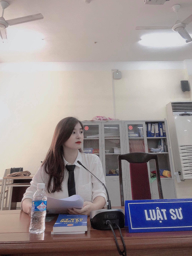 Được biết, cô gái này có tên Phan Thị Thu Hoài, sinh năm 1999, hiện đang là sinh viên năm cuối của khoa Luật, trường Đại học Vinh. Chùm ảnh được chụp lại trong một buổi diễn án cho môn học Kỹ năng chuyên ngành Luật.