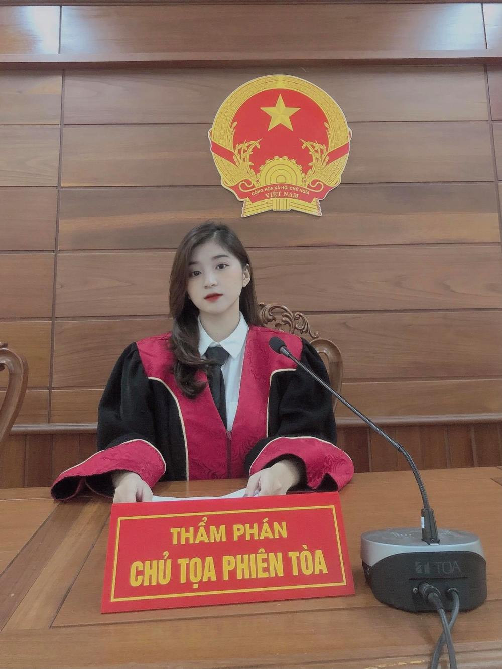 Những hình ảnh về nữ thẩm phán nhanh chóng nhận được sự chú ý của cư dân mạng bởi cô gái này sở hữu nhan sắc vô cùng nổi bật, không những vậy mà thần thái trong "vai trò" thẩm phán của vô cùng xuất sắc.