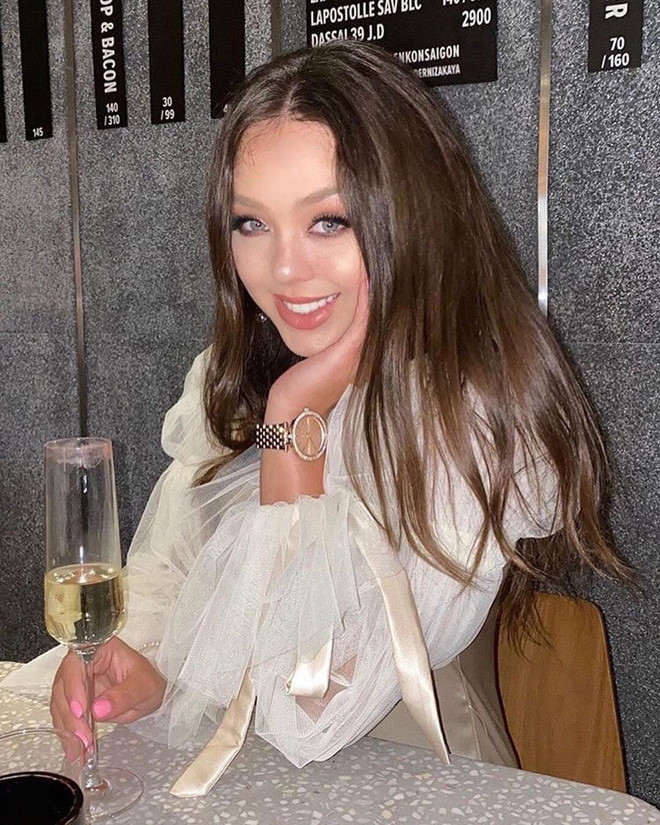 Khi trang điểm nhẹ nhàng, trông Dianka dễ thương đúng chuẩn búp bê.