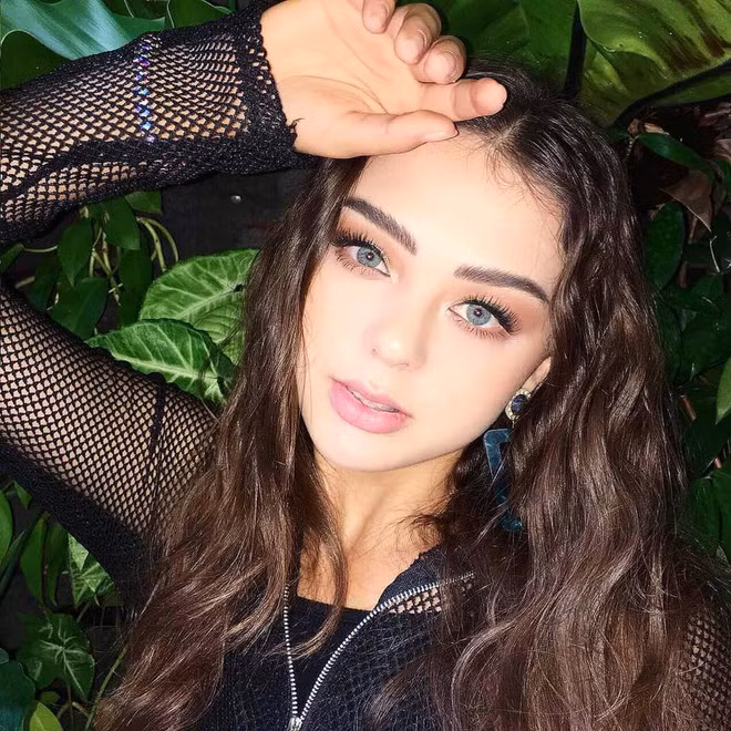 Tuy nhiên, theo một vài bình luận bên dưới bài đăng thì có vẻ như Bùi Tiến Dũng và cô gái lạ mặt chỉ là bạn và cô gái thực tế là bạn thân của Mai Thùy Trinh - bà xã Bùi Tiến Dụng.