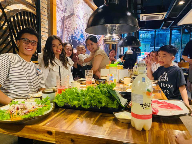 Chuyện tình của các cầu thủ vẫn luôn là chủ đề được dân tình rất hóng. Mới đây, thủ môn Bùi Tiến Dũng trở thành tâm điểm chú ý khi một gái xinh lạ mặt xuất hiện bên cạnh anh chàng trong buổi tụ tập gia đình, chúc mừng sinh nhật bé Nhím - con trai Tiến Dụng.